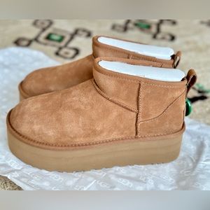 *NEVER WORN* Women’s Classic Ultra Mini Platform Boots- CHESTNUT- Size 8